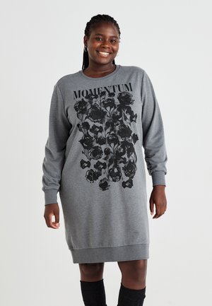 Grå sweatshirt kjole med et sort blomsterprint og teksten "MOMENTUM." Lange ærmer, rund hals og ribbede manchetter. Glat overflade.