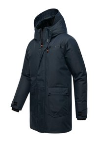 Tumši zils izolēts jaka ar kapuci, aprīkota ar rāvējslēdzēja un pogu kabatām, regulējamiem piedurkņu galiem un strukturētu iekšējo oderi.