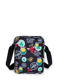 Bolso bandolera de tela negra con logotipos coloridos de equipos deportivos, patrones circulares y correa ajustable para el hombro, con cierre de cremallera.