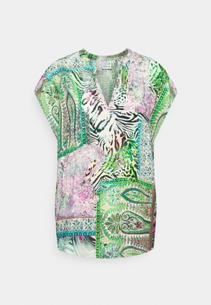 Blouse à manches courtes avec col en V présentant un motif patchwork coloré mêlant vert, rose, bleu et éléments à imprimé animal.