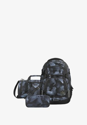 Das dreiteilige Set besteht aus einem großen Rucksack, einer Sporttasche und einem Federmäppchen, die ein blau-schwarzes geometrisches Muster und strapazierfähigen Stoff aufweisen.