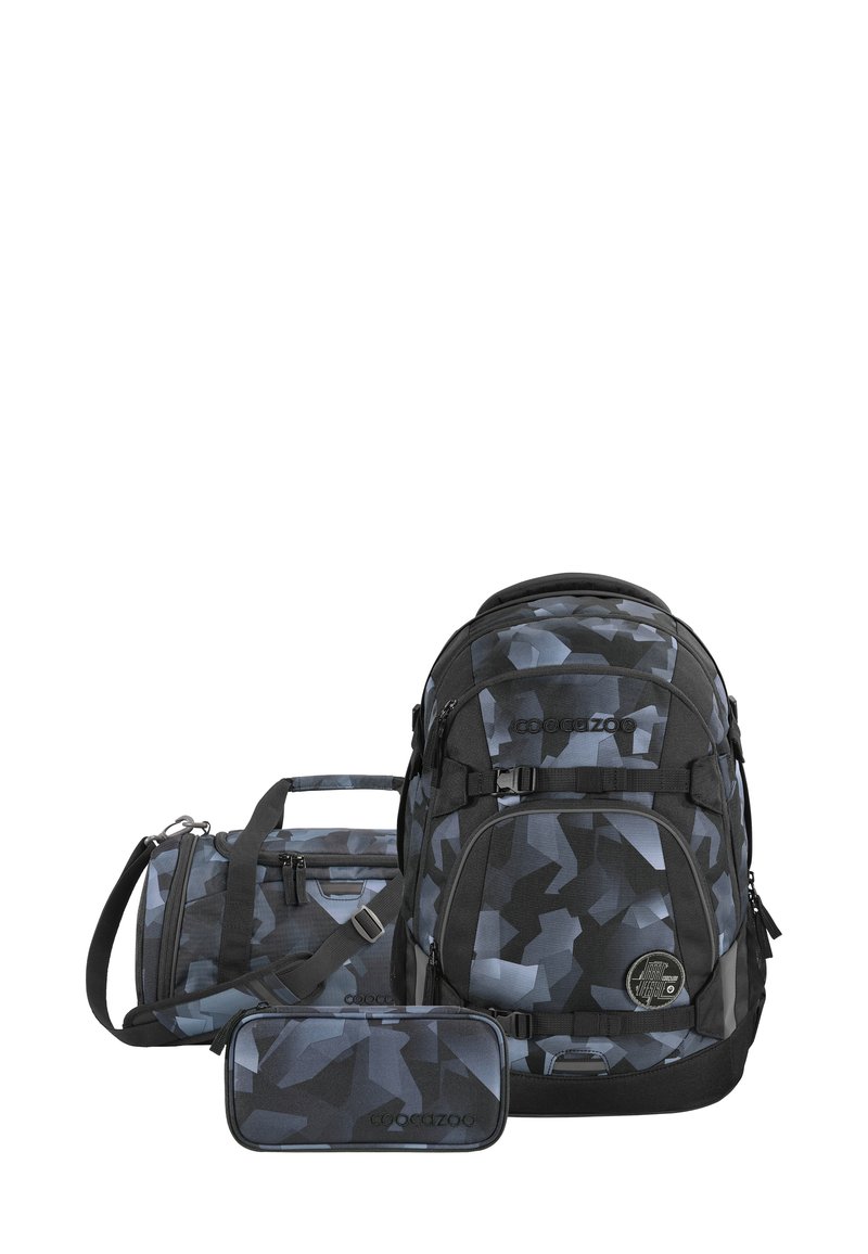 Das dreiteilige Set besteht aus einem großen Rucksack, einer Sporttasche und einem Federmäppchen, die ein blau-schwarzes geometrisches Muster und strapazierfähigen Stoff aufweisen.