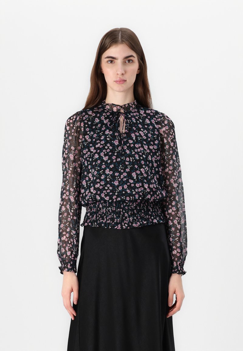 Blusa nera a fiori con maniche lunghe in trasparenza, vita arricciata e scollo a chiave. Presenta piccoli motivi floreali rosa e blu.