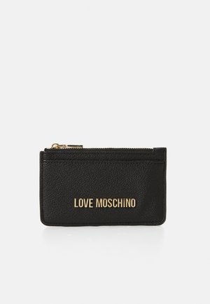Schwarze Lederbörse mit strukturiertem Finish, einem Reißverschluss und einem goldfarbigen, geprägten "LOVE MOSCHINO"-Logo auf der Vorderseite.