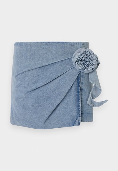 Denim-Wickelkleid in einem hellblauen Farbton, mit aufwendigen Falten und einem dekorativen Blumenakzent, der mit einem schwebenden Band versehen ist. Weicher Stoff und lässiges Design.