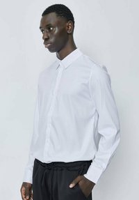 FRILIVIN CLASSIQUE UNIE À MANCHES LONGUES - Chemise classique - blanc