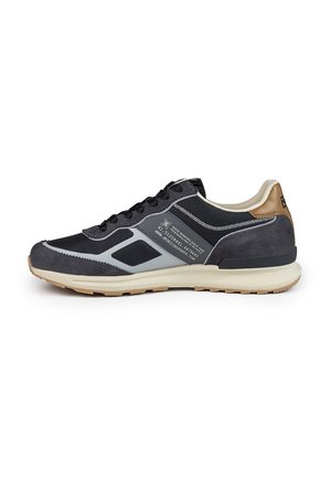 Chaussure de sport noire et grise avec des matériaux en daim et en mesh, bout rond, talon en tan contrastant et semelle en caoutchouc texturé. Présente des accents réfléchissants.