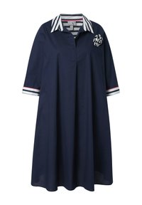 Marineblaues knielanges Kleid mit dreiviertellangen Ärmeln, weiß gestreiftem Kragen und Manschetten sowie einer passenden gestreiften Stoffblume auf der Brust.