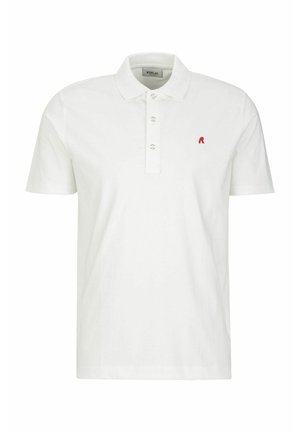 Polo shirt bianco in cotone con colletto, patta con tre bottoni e un piccolo logo rosso sul lato sinistro del petto. Maniche corte e texture liscia.