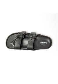 Sandalia deslizante negra con dos correas ajustables y hebillas. Plantilla texturizada para mayor comodidad. Suela suave con el logo de la marca impreso.