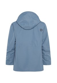 Αδιάβροχο τζάκετ σε ανοιχτό μπλε χρώμα με κουκούλα, με απλό σχεδιασμό, μακριά μανίκια και ένα μικρό μαύρο λογότυπο στο πάνω μέρος της πλάτης.