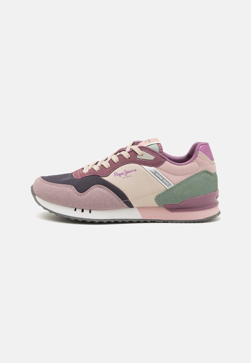 Baskets décontractées avec des panneaux en daim rose, violet, vert et en maille, lacets crème, marquées "Pepe Jeans London" sur le côté, et semelle en caoutchouc.