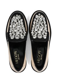 Czarne i beżowe mokasyny o gładkim skórzanym wykończeniu, z ozdobnym rozmieszczeniem przezroczystych cyrkonii na cholewce.