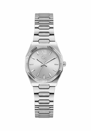 Hõbedane roostevabast terasest Gc käekell tekstureeritud sihverplaadi, Rooma numbri XII, viirutatud markeerijate ja ühendatud metallist käevõruga.