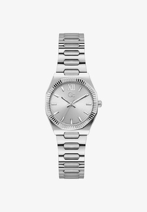 Srebrni ručni sat Gc od nehrđajućeg čelika s teksturiranim brojčanikom, rimskim brojem XII, oznakama linija i povezanim metalnim narukvicom.