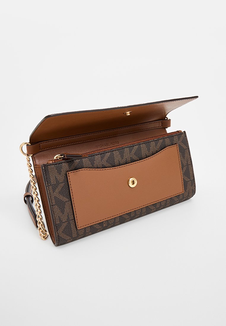 Braune Lederbörse mit einem gemusterten dunklen Äußeren, goldenen Beschlägen und einem magnetischen Druckverschluss. Verfügt über einen Kettenriemen und mehrere Fächer.