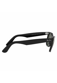 Occhiali da sole Ray-Ban neri con montatura rettangolare, lenti scure e aste dritte. La montatura presenta una finitura opaca e un'accentuazione del logo sulla tempia.