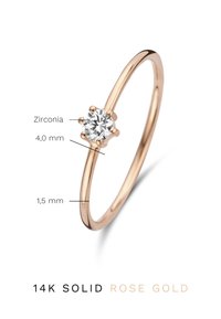 14K massief roségouden ring met een 4 mm ronde zirconia edelsteen, gezet met zes klauwen. De bandbreedte is 1,5 mm, met een gladde en gepolijste afwerking.