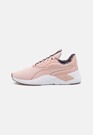 Hellrosa sportlicher Sneaker mit Mesh-Obermaterial, weißer Sohle und dunklem Innenfutter, seitlich auf einem einfarbigen Hintergrund dargestellt.