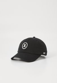 Casquette de baseball noire en coton avec une visière incurvée. Présente un logo "R" brodé en blanc et "22" sur le côté. Design simple et texture douce.