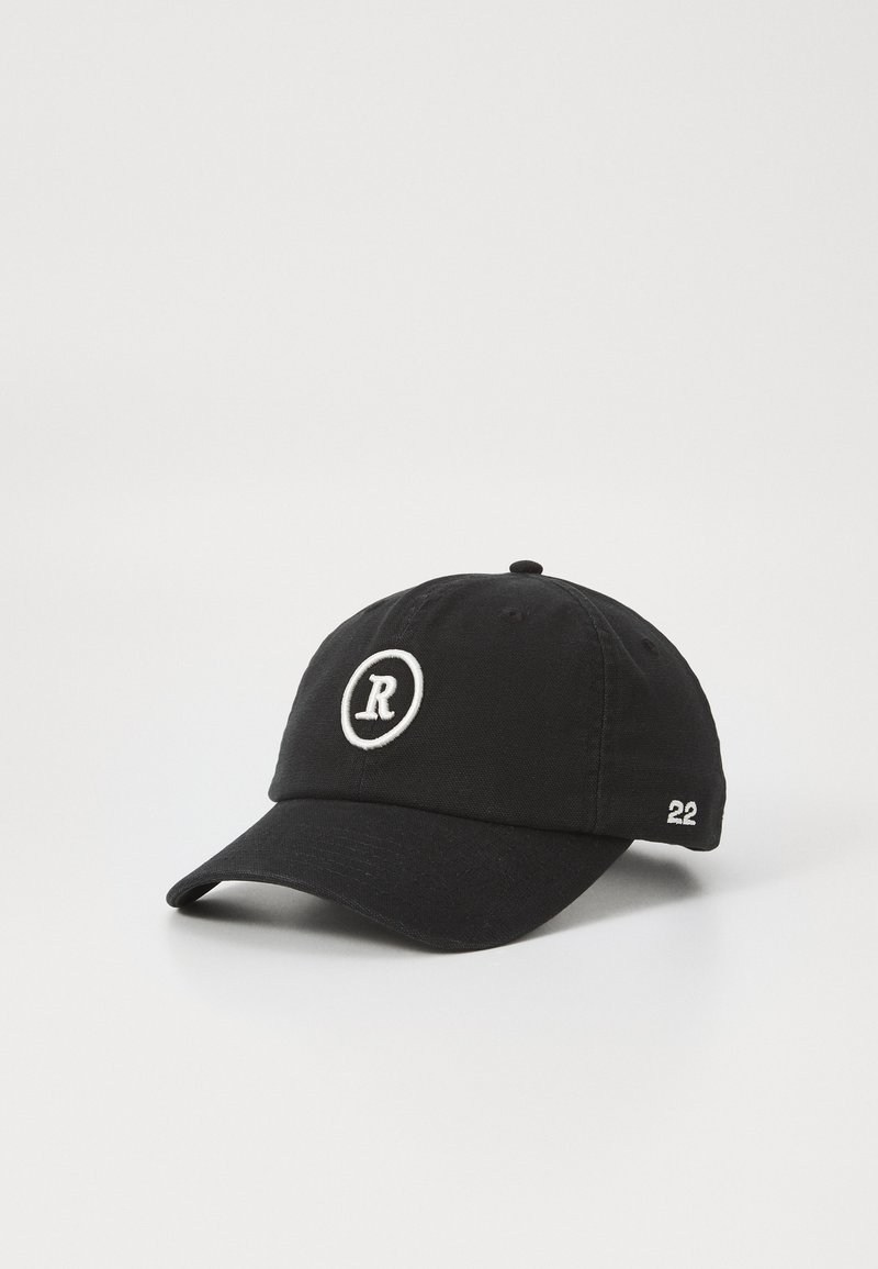 Casquette de baseball noire en coton avec une visière incurvée. Présente un logo "R" brodé en blanc et "22" sur le côté. Design simple et texture douce.