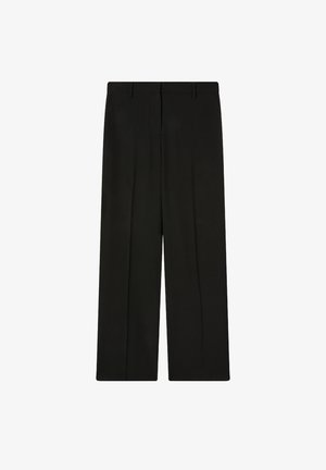 Czarne spodnie szerokie z gładką fakturą, z delikatnie wyprasowanymi kantami i klasycznym pasem. Brak widocznych detali ani wzorów.