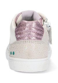 Baskets avec une tige en cuir blanc, un talon en paillettes roses et des accents irisés. Présente un dos texturé avec des points teal et une semelle en caoutchouc blanche.