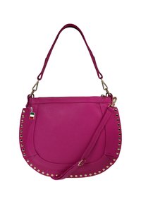 Roze leren schoudertas met gouden studs langs de rand, ronde vorm, dubbele hengsels en een ritssluiting aan de bovenkant.