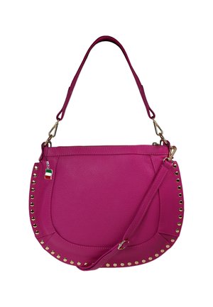 Sac à épaule en cuir rose avec des clous dorés le long du bord, de forme circulaire, avec deux bandoulières et une fermeture éclair en haut.