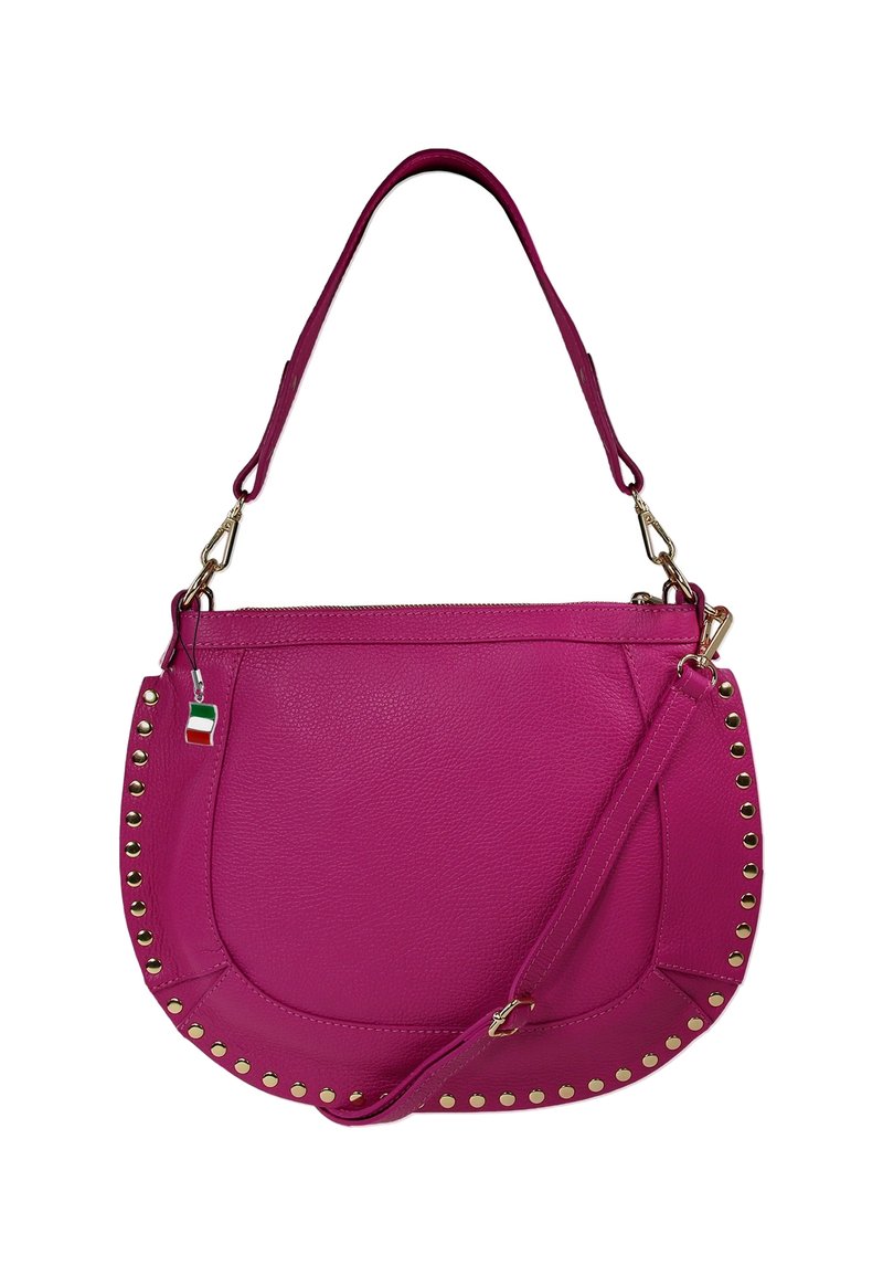 Roze leren schoudertas met gouden studs langs de rand, ronde vorm, dubbele hengsels en een ritssluiting aan de bovenkant.