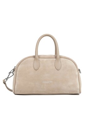 Sac à main en daim beige avec dessus arrondi, deux poignées, bandoulière amovible et logo argenté discret au centre avant.