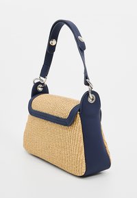 Borsa in paglia intrecciata con accenti sintetici blu navy, forma strutturata, manico corto, chiusura magnetica e hardware in argento.