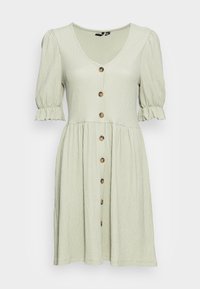 Jasnozielona, teksturowana, krótka sukienka z bufkami na rękawach, falbaniastymi mankietami, dekoltem w serek i brązowymi guzikami z przodu.