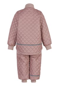 Vatteret to-delt sæt i blød pink, med en bomberjakke med ribstrikkede manchetter og matchende bukser med reflekterende stribe detaljer.