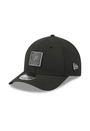 Casquette de baseball noire avec visière incurvée, avec un patch carré représentant un logo de lion à l'avant et un petit logo sur le panneau latéral.