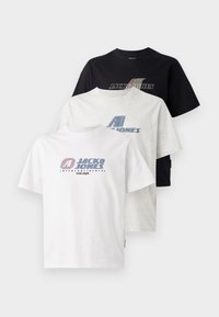 Drie T-shirts in wit, grijs en zwart. Elk heeft een ronde hals en korte mouwen, met het logo "JACK & JONES" gedrukt op de voorkant.