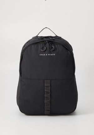 Zaino in nylon nero con chiusura a doppia zip, una fascia frontale in rete e una maniglia superiore. Presenta il logo "LYLE & SCOTT" in bianco.