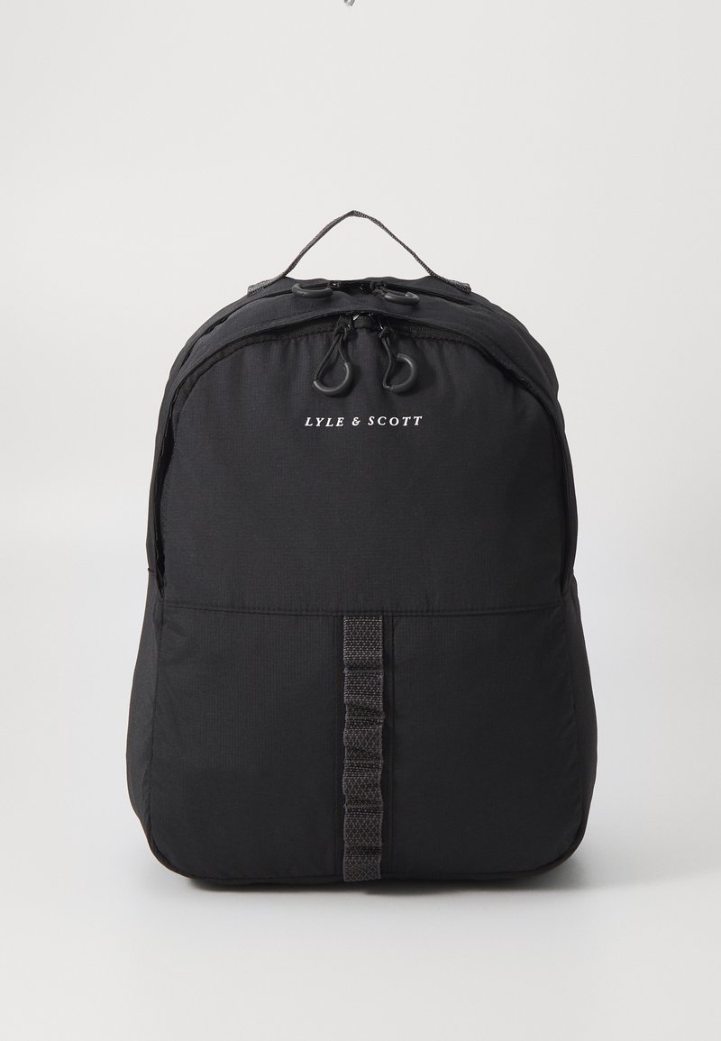 Zwarte nylon rugzak met dubbele ritsafsluiting, een voorkant met een geweven riem en een bovenhandvat. Voorzien van het 'LYLE & SCOTT' logo in het wit.