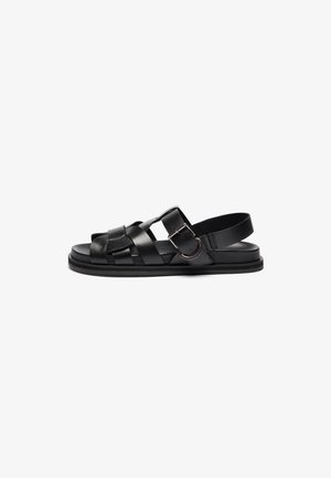 Schwarze Ledersandalen mit geflochtenen Riemen und verstellbarem Schnallenverschluss. Sie verfügen über eine flache Sohle und einen bequemen Rückriemen für einen sicheren Sitz.