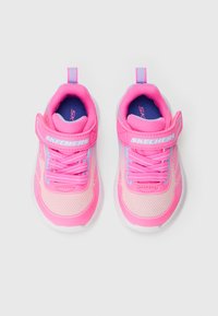 Une paire de baskets Skechers pour enfants, roses, avec des bandes velcro et des lacets, sur un fond blanc, vue d'en haut.