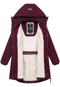 Parka bordeaux avec capuche amovible, doublure isolante beige, fermetures éclair et boutons-pression, et logo brodé sur le panneau gauche.