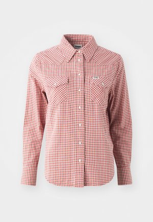 Camisa de manga larga a cuadros rojos y blancos con collar de punta, dos bolsillos en el pecho y cierres de botones. Fabricada en tejido ligero.