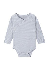 Gestreiftes Langarm-Bodysuit in Hellblau und Weiß, mit Wickeldesign, Druckknöpfen und weichem Stoff für zusätzlichen Komfort.