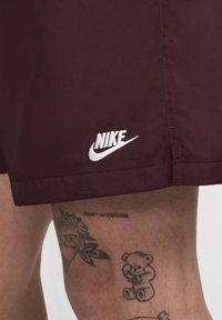 Nike Sportswear CLUB FLOW - Shorts - burgundy crush white