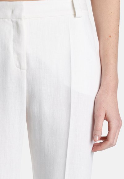 Witte linnen broek met een rechte pijpdesign, voorzien van subtiele textuur, zijzakken en een platte voorkant.