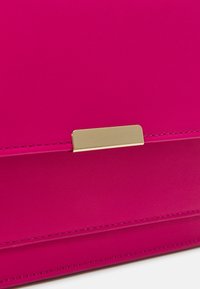 Anna Field Torba preko tijela - pink