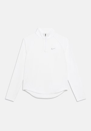 Biała sportowa bluza z długim rękawem, z suwakiem do ćwiartki i małym szarym logo Nike Swoosh na piersi, wyświetlona na płasko na białym tle.