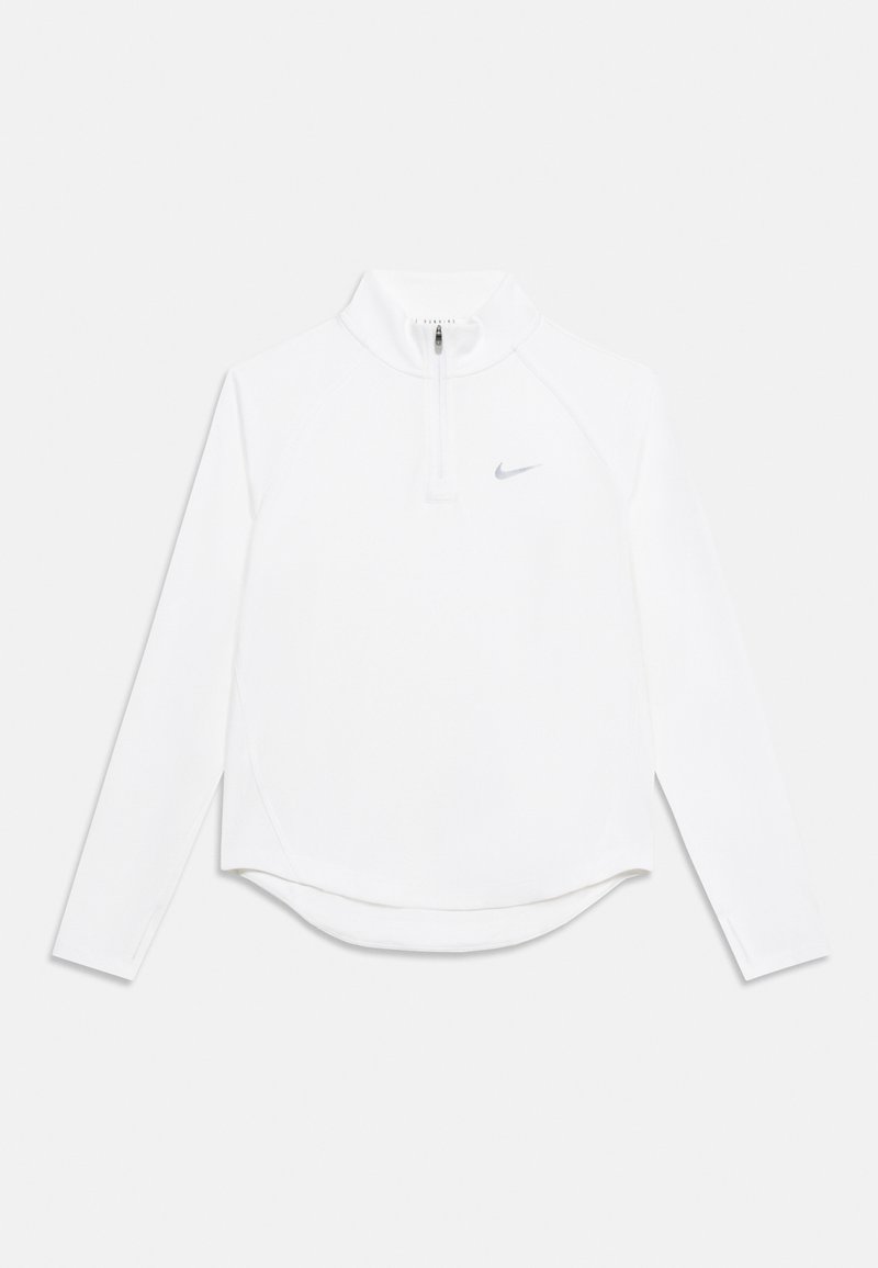 Bela športna majica z dolgimi rokavi, s četrtinskim zadrgo in majhnim sivim logotipom Nike swoosh na prsih, prikazana ravno na belem ozadju.