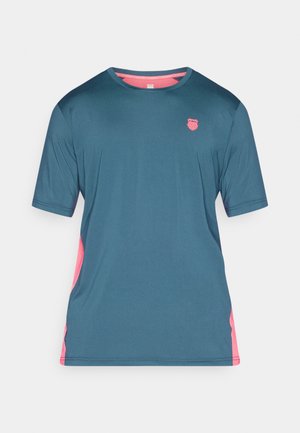 Maglietta sportiva a maniche corte in verde scuro con dettagli rosa sui lati e sul colletto; tessuto liscio e leggero con un piccolo logo sul petto.