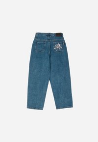 Blå denimjeans med lös passform, med två bakfickor och ett spindelnätmönster på den högra fickan. Rak ben med uppvikta fållar.